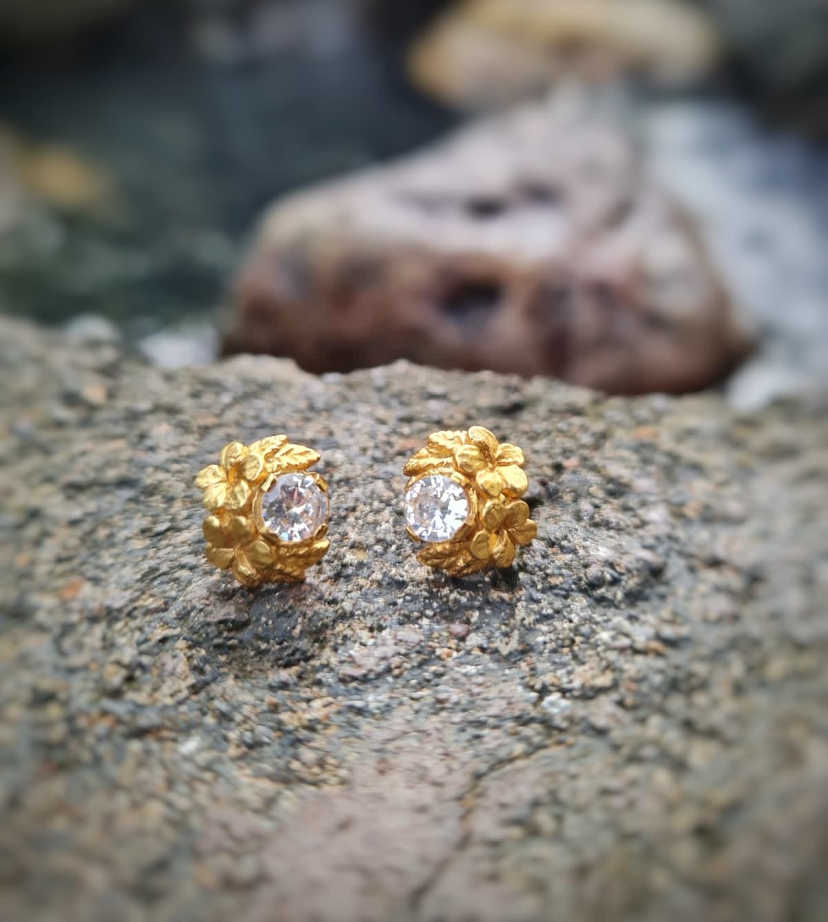 Pucuk Earrings Gold
